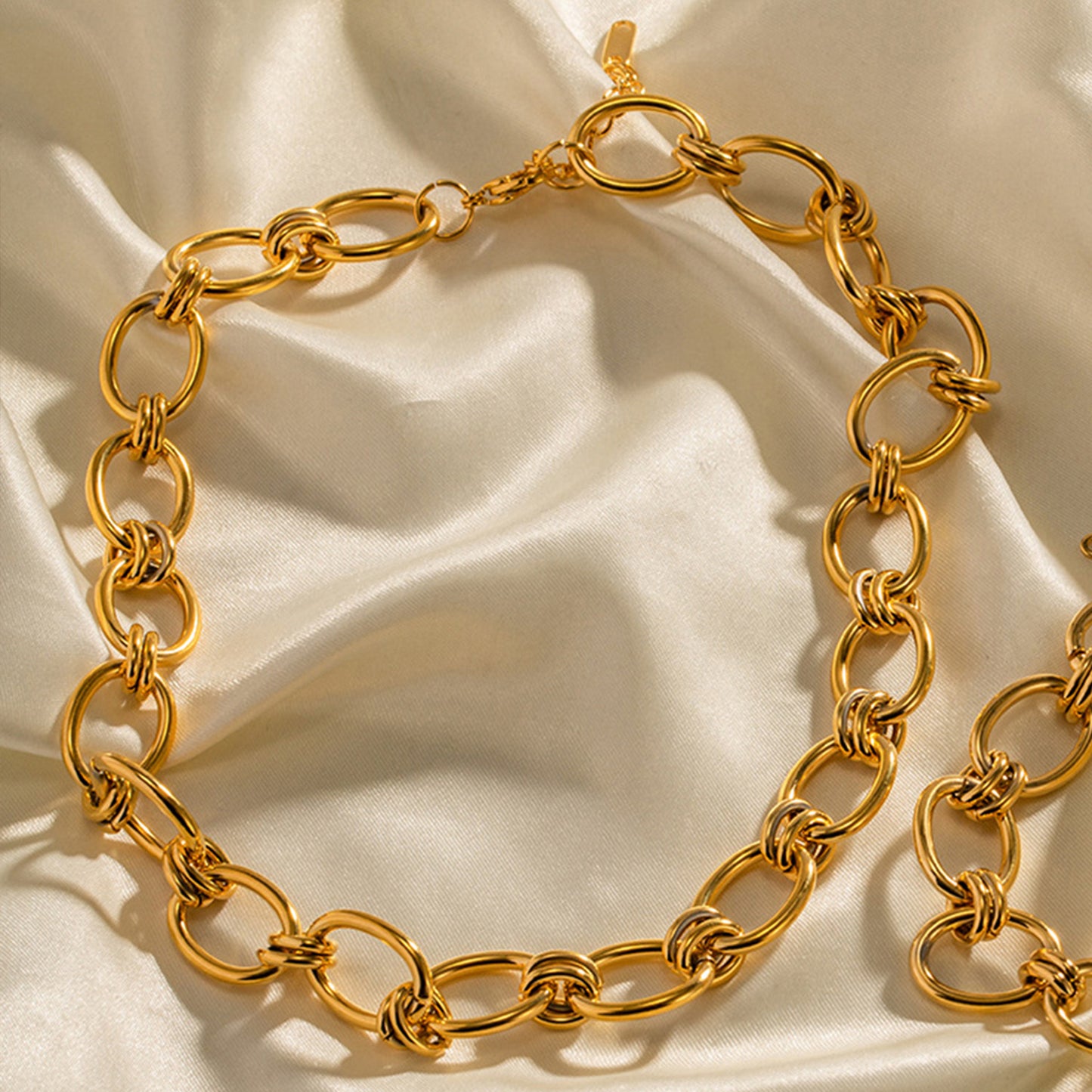 Chic's Gold Necklace